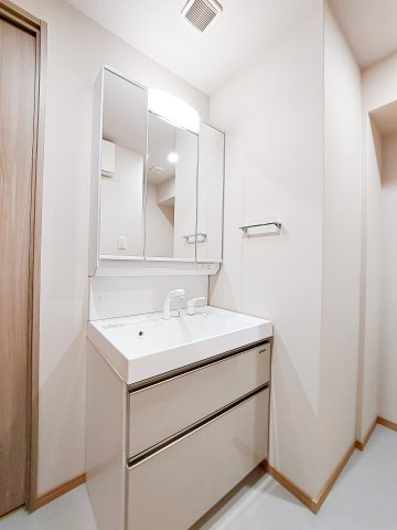 ルアナ　スザキ　3階の独立洗面台|別号室のものになります。現状優先。