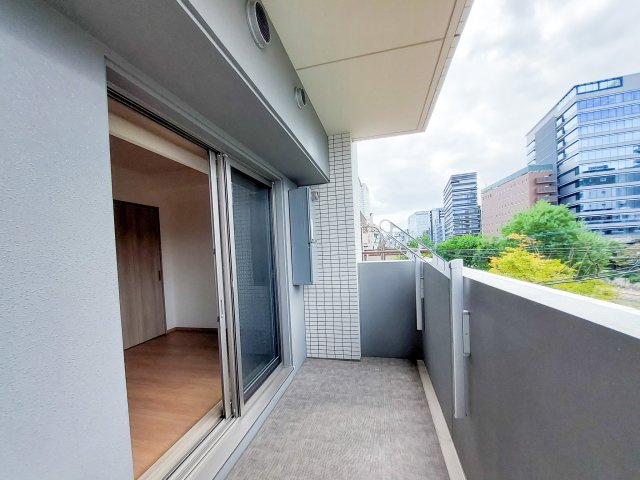 ルアナ　スザキ　3階のバルコニー|別号室のものになります。現状優先。