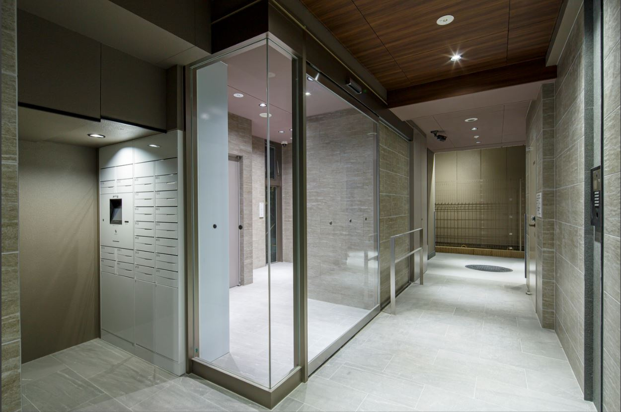 ルアナ　スザキ　3階のエントランス