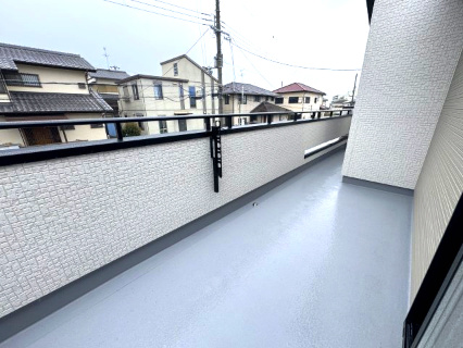 泉南市新家サングリーン新築住宅のバルコニー|玄関横には収納スペースを完備