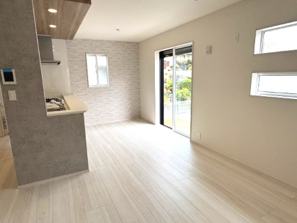 泉南市新家サングリーン新築住宅の居間・リビング|自然光に包まれる快適なリビング。毎日の暮らしにゆとりをもたらします