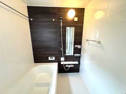 泉南市新家サングリーン新築住宅の浴室|ワイドな浴槽が一日の疲れを優しく解きほぐします。浴室乾燥機完備で機能性も兼ね備えた癒やしの空間です。