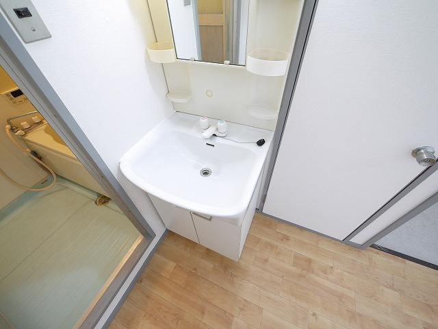 コーポラスアズマAの洗面所|落ち着いた色調のトイレです
