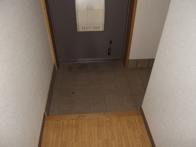 天神山マンションⅠ号館の玄関