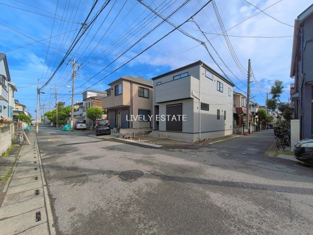 越谷市大字下間久里 新築分譲住宅の前面道路含む現地写真