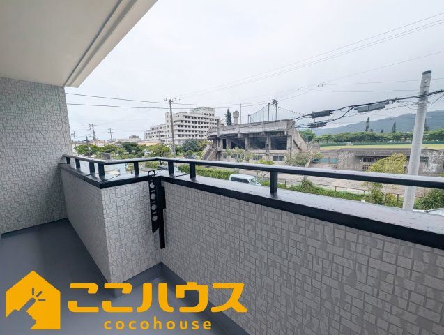 南城市佐敷新開　新築戸建て　全3棟　B号棟のバルコニー|急な雨でも安心のインナーバルコニー
