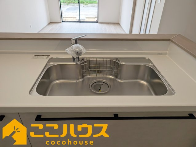 南城市佐敷新開　新築戸建て　全3棟　B号棟のキッチン|洗い物のしやすいワイドシンク