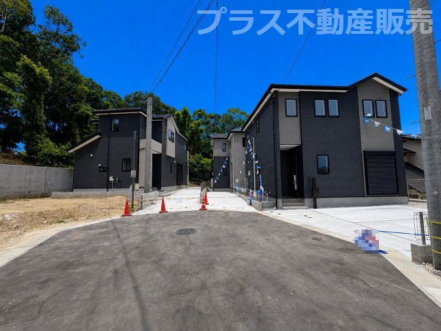 【外観】 | 春日市弥生2丁目1期2期　4号棟（全6区画）【仲介手数料無料・0円】 | 現地写真。プラス不動産販売なら、現場の全ての棟をまとめてご見学頂けます。