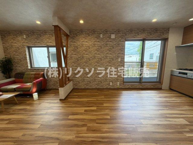 千石西町　中古一戸建てのキッチン|LDK17.5帖
■物件内覧・資金計画相談・住宅ローン相談、リフォーム相談、お問合せ受付中■
※当日・翌日のご内覧、ご相談はお電話でのお問合せがスムーズです！