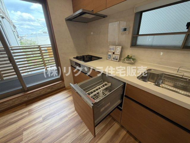 千石西町　中古一戸建てのキッチン|ビルトイン3口コンロ・食器洗い乾燥機付き
■物件内覧・資金計画相談・住宅ローン相談、リフォーム相談、お問合せ受付中■
※当日・翌日のご内覧、ご相談はお電話でのお問合せがスムーズです！