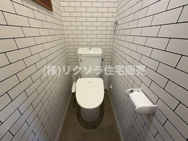 千石西町　中古一戸建てのトイレ|2階　温水洗浄便座付き
■物件内覧・資金計画相談・住宅ローン相談、リフォーム相談、お問合せ受付中■
※当日・翌日のご内覧、ご相談はお電話でのお問合せがスムーズです！