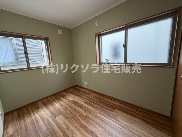 千石西町　中古一戸建ての内装|洋室4.2帖
■物件内覧・資金計画相談・住宅ローン相談、リフォーム相談、お問合せ受付中■
※当日・翌日のご内覧、ご相談はお電話でのお問合せがスムーズです！