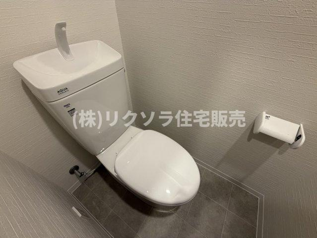 千石西町　中古一戸建ての設備|1階　トイレ
■物件内覧・資金計画相談・住宅ローン相談、リフォーム相談、お問合せ受付中■
※当日・翌日のご内覧、ご相談はお電話でのお問合せがスムーズです！
