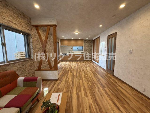 千石西町　中古一戸建ての居間・リビング|LDK17.5帖
■物件内覧・資金計画相談・住宅ローン相談、リフォーム相談、お問合せ受付中■
※当日・翌日のご内覧、ご相談はお電話でのお問合せがスムーズです！