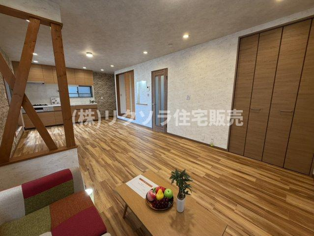 千石西町　中古一戸建ての居間・リビング|LDK17.5帖
■物件内覧・資金計画相談・住宅ローン相談、リフォーム相談、お問合せ受付中■
※当日・翌日のご内覧、ご相談はお電話でのお問合せがスムーズです！