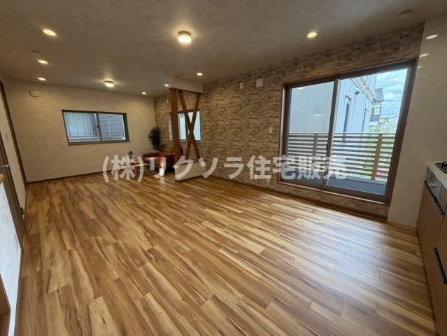 千石西町　中古一戸建ての居間・リビング|LDK17.5帖
■物件内覧・資金計画相談・住宅ローン相談、リフォーム相談、お問合せ受付中■
※当日・翌日のご内覧、ご相談はお電話でのお問合せがスムーズです！