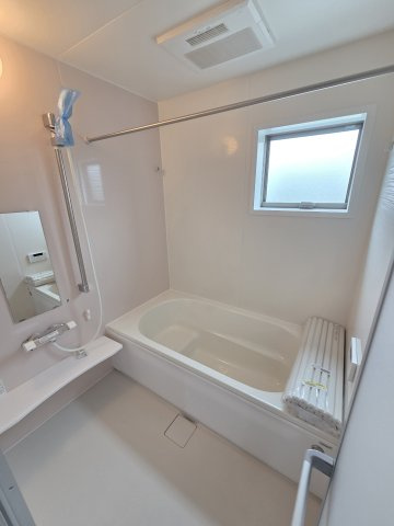 太田第2鳥山中町　3号棟　Livele Garden.Sの浴室|現地写真　1坪サイズのユニットバス。足を伸ばしてゆったりと湯船につかれます♪