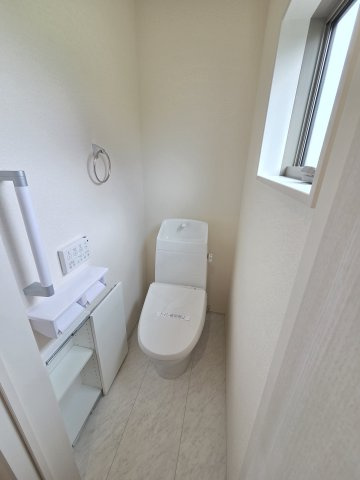 太田第2鳥山中町　3号棟　Livele Garden.Sのトイレ|現地写真　トイレは洗浄機能付きです！壁面収納も嬉しいですね♪