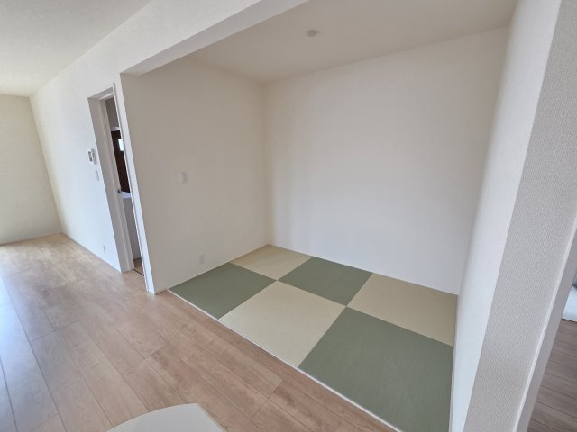 太田第2鳥山中町　3号棟　Livele Garden.Sの和室|現地写真　リビングのタタミコーナーです。