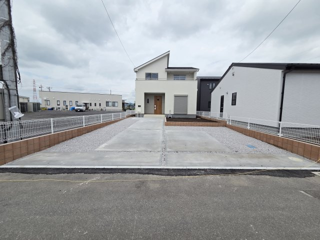 太田第2鳥山中町　3号棟　Livele Garden.Sの駐車場|現地写真　駐車は建物南側に並列3台可能です！