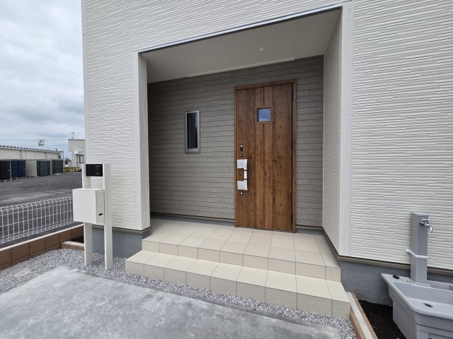 太田第2鳥山中町　3号棟　Livele Garden.Sの玄関|現地写真　TVモニター付きドアホンはポストと一体型！