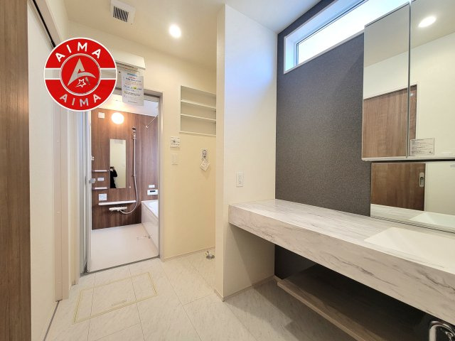 福岡市東区美和台5丁目第1-2棟（2号棟）の脱衣所|ゆとりの洗面スペースで朝の身支度もスムーズに。暮らしを快適に変えるシャワー付洗面台です！