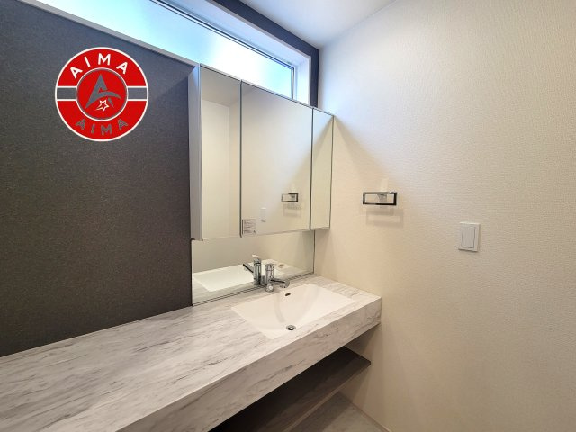 福岡市東区美和台5丁目第1-2棟（2号棟）の独立洗面台|毎日使うものだから清潔な空間を保ちたい水回り。洗面にはそんな願いを解消させてくれる収納アイデアが満載です。三面鏡の裏側にはキャビネットが現れ小物から背の高い物まで収納できます。