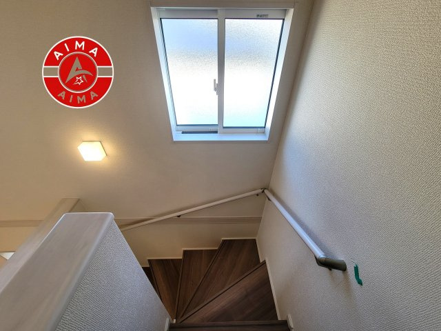 福岡市東区美和台5丁目第1-2棟（2号棟）の内装|＜手すり付階段＞手すりがないと階段の昇り降りで危険なことはもちろん、壁に手をつきながら歩くことで壁紙が汚れやすくなります。すべての方に快適に昇り降りしていただくため、手すりを設置しました。