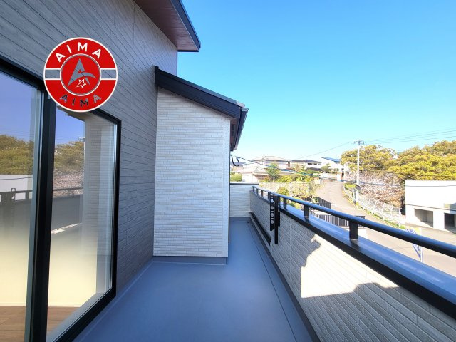 福岡市東区美和台5丁目第1-2棟（2号棟）のバルコニー|風をしっかりと感じられるバルコニーでは、毎日が洗濯日和です。広々としているので洗濯も楽しくなるでしょうし、気分転換にバルコニーからの眺めを楽しむのもいいでしょう。