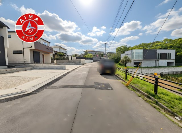 福岡市東区美和台5丁目第1-2棟（2号棟）の前面道路含む現地写真|前面道路は閑静な住宅地をはしる車通りの少ない道路。お車の出し入れが苦手なママや小さなお子様にも安心ですね。しっかり舗装もされているので、ベビーカーや自転車で通っても快適に通行できます。前面道路です。