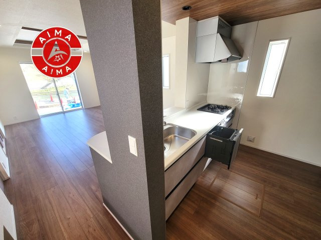 福岡市東区美和台5丁目第1-2棟（2号棟）のキッチン|ダイニングテーブルへの配膳がラクラク、お料理はかどるカウンター付きシステムキッチン！