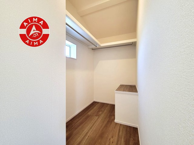 糟屋郡志免町桜丘1丁目第1-2棟（2号棟）の収納|洋服や大きな荷物が多い方や人数の多いご家族などは、一般的なクローゼットよりもウォークインクローゼットのほうが使い勝手が良いです。