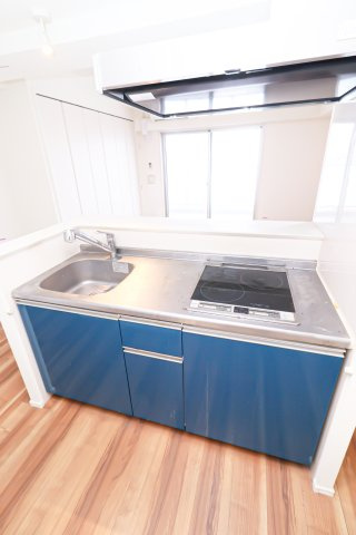 サヴォイコートオブアームズ　13階のキッチン|別号室のものになります。現状優先。
キッチンパネルの色が異なります。パネルの色オレンジ