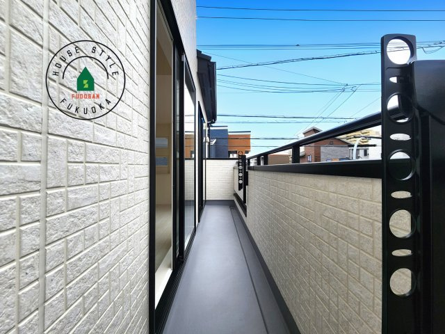 福岡市南区弥永1丁目第1-4棟（4号棟）のバルコニー|風をしっかりと感じられるバルコニーでは、毎日が洗濯日和です。広々としているので洗濯も楽しくなるでしょうし、気分転換にバルコニーからの眺めを楽しむのもいいでしょう。