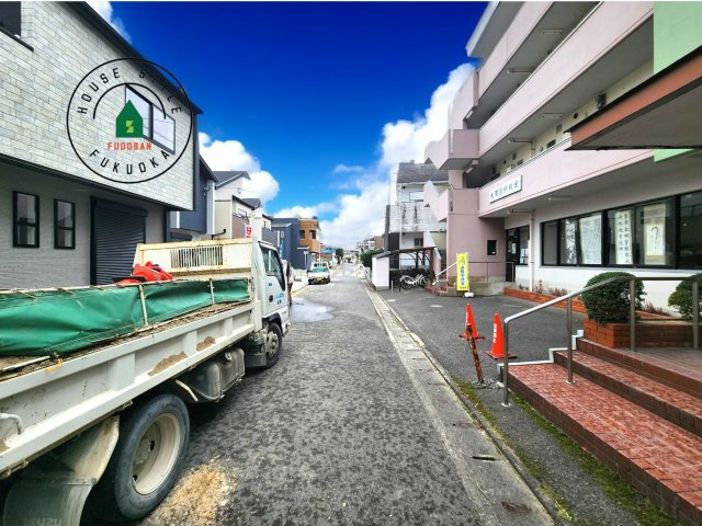福岡市南区弥永1丁目第1-4棟（4号棟）の前面道路含む現地写真|前面道路は閑静な住宅地をはしる車通りの少ない道路。お車の出し入れが苦手なママや小さなお子様にも安心ですね。しっかり舗装もされているので、ベビーカーや自転車で通っても快適に通行できます。前面道路です。