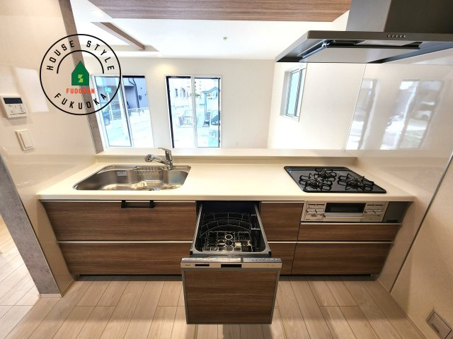 福岡市南区弥永1丁目第1-4棟（4号棟）のキッチン|ご家族を近くに感じられる対面キッチンのLDK。会話もはずみそうですね。