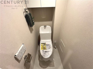 温水洗浄便座付トイレは温水洗浄機能により、暖かい水でおしりを洗浄することができ、冷たい水を使う従来の便座に比べ、温水洗浄機能で暖かいトイレを提供し、快適な使用を可能にします。