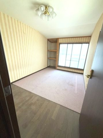 西宮市田代町の洋室|西向きバルコニーに面し、採光に恵まれた明るい洋室
