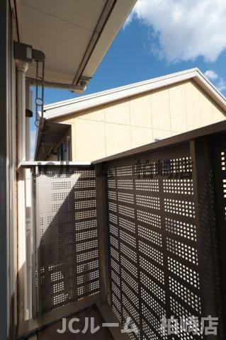 柏崎市松波３丁目のアパートのバルコニー