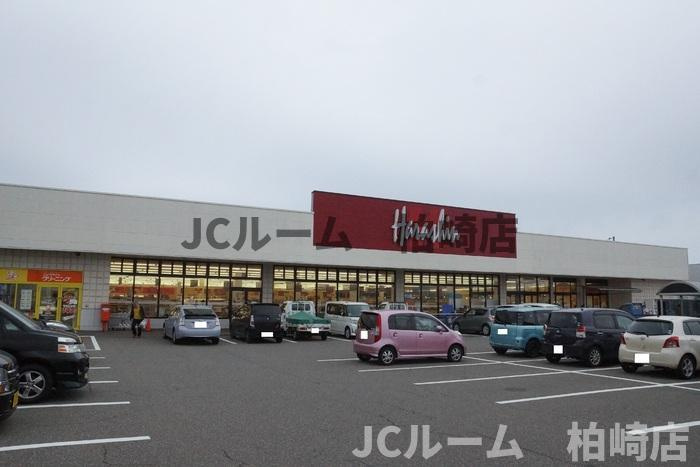 柏崎市松波３丁目のアパートの周辺