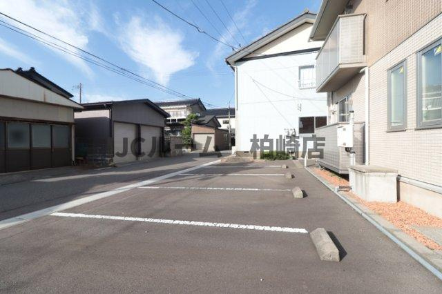 柏崎市松波３丁目のアパートの駐車場