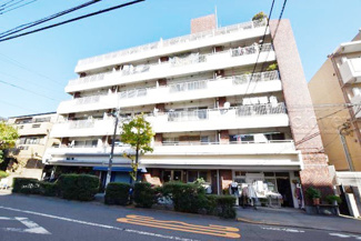 【外観】 | 青空によく映える建物です。手入れの行き届いた外壁やマンション正面エントランスなど、綺麗な姿をぜひ一度、現地にてご覧ください。～即日のご見学可能～　お問合せはお気軽にどうぞ。