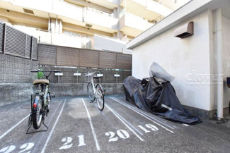 【駐車場】 | バイク置き場。空き区画の有無や駐輪料金、サイズおよび排気量規定などについては、改めてお問い合わせください。～即日のご見学可能～　お問合せはお気軽にどうぞ。