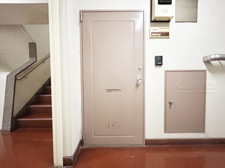 【その他共用部分】 | 皆様をお迎えする、お部屋の玄関ドア。開けやすさや開放角度、ドアノブの操作しやすさや鍵の形状などを、現地で一度ご確認ください。～即日のご見学可能～　お問合せはお気軽にどうぞ。