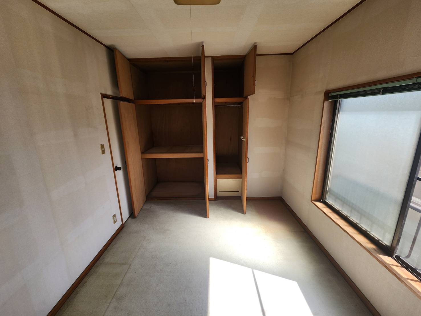 一ノ割戸建の洋室|出窓の効果でお部屋が広く感じます