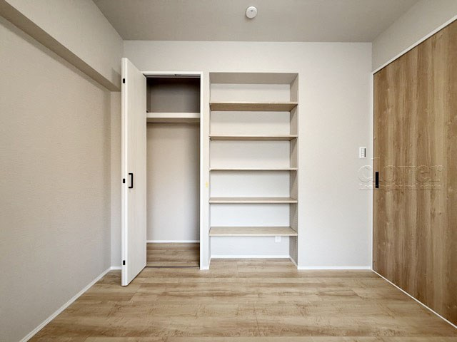 【子供部屋】 | 池上コーポラス | 収納スペースを備えた洋室。現地をご覧になった際には、部屋の大きさのほか、収納部分のサイズなどもご確認ください。～即日のご見学可能～　お問合せはお気軽にどうぞ。

