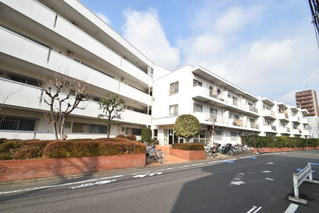 【現況写真】 | 池上コーポラス | 前面道路と外観の様子です　～即日のご見学可能～　お問合せはお気軽にどうぞ。

