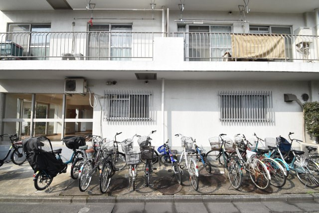 【駐輪場】 | 池上コーポラス | 自転車置き場。マンションの共用部にあたります。空きの有無や駐輪料金、各戸の台数制限などについては、改めてお問い合わせください。～即日のご見学可能～　お問合せはお気軽にどうぞ。
