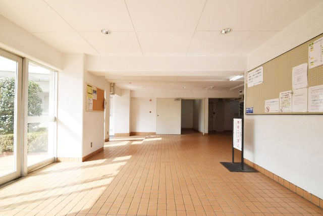 【ロビー】 | 池上コーポラス | 広々としたエントランスホール。入口の門をくぐった先にある、開放感と清潔感をあわせもつ空間です。お客様をお出迎えする際の、ロビーの役割も果たします。～即日のご見学可能～　お問合せはお気軽にどうぞ。
