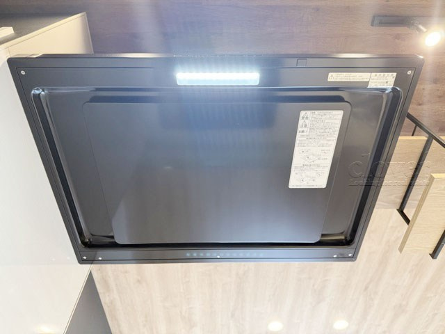 【キッチン】 | 池上コーポラス | 整流版付きでフラットタイプのレンジフード。空気の対流の力を利用した吸引力と、プレートをひと拭きするだけの清掃の容易さが魅力です。～即日のご見学可能～　お問合せはお気軽にどうぞ。
